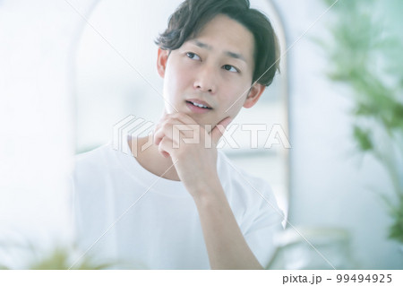 毎朝スキンケアをする若い男性 毎朝スキンケアをする若い男性 99494925