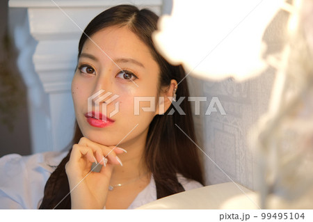 こちらを見つめる女性 99495104