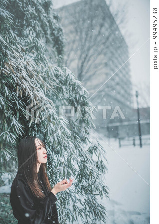 雪と自然と黒いワンピースの女性 99495238