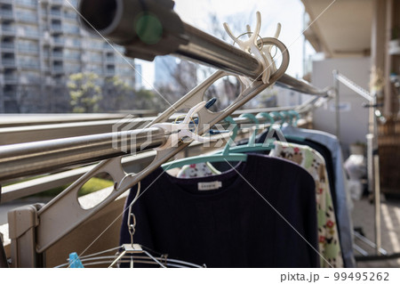 マンションのベランダに干した洗濯物 99495262