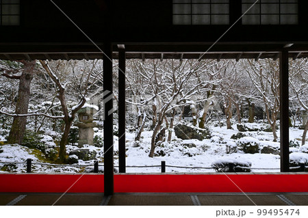 積雪の朝の京都市圓光寺の美しい額縁庭園 積雪の朝の京都市圓光寺の美しい額縁庭園 99495474