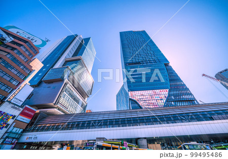 日本の東京都市景観　東京メトロ銀座線渋谷駅などを望む。側面に銀座線渋谷駅の文字がお目見え(画面左下） 99495486