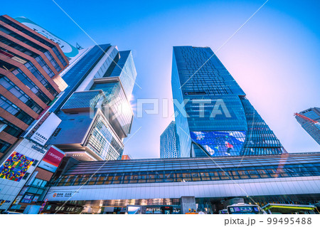 日本の東京都市景観　東京メトロ銀座線渋谷駅などを望む。側面に銀座線渋谷駅の文字がお目見え(画面左下） 99495488