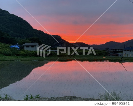 不気味 真っ赤な夕焼け 不気味 真っ赤な夕焼け 99495841