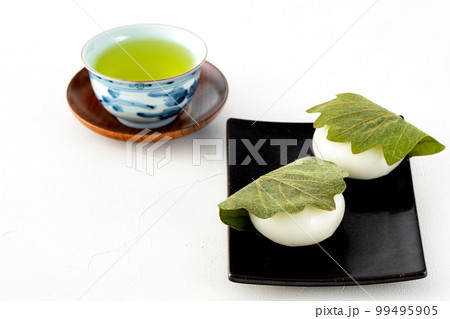 かしわ餅とお茶 99495905