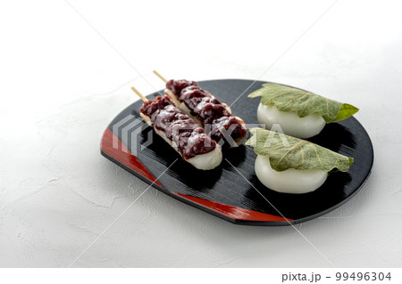 お盆に盛られたかしわ餅と串団子 99496304