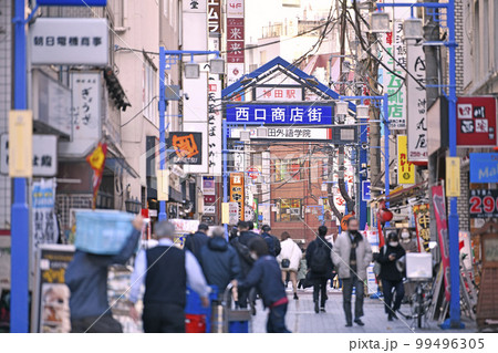 日本の東京都市景観 多くのビジネスマンが行き交う神田駅・西口商店街。屋外室内等マスク不要＝2月22日 99496305