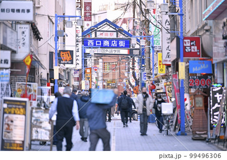 日本の東京都市景観 多くのビジネスマンが行き交う神田駅・西口商店街。屋外室内等マスク不要＝2月22日 99496306