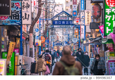 日本の東京都市景観 多くのビジネスマンが行き交う神田駅・西口商店街。屋外室内等マスク不要=2月22日 日本の東京都市景観 多くのビジネスマンが行き交う神田駅・西口商店街。屋外室内等マスク不要=2月22日 99496307