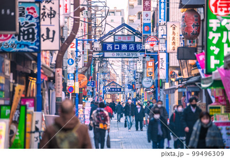 日本の東京都市景観 多くのビジネスマンが行き交う神田駅・西口商店街。屋外室内等マスク不要＝2月22日 99496309