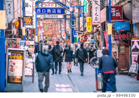 日本の東京都市景観 多くのビジネスマンが行き交う神田駅・西口商店街。屋外室内等マスク不要=2月22日 日本の東京都市景観 多くのビジネスマンが行き交う神田駅・西口商店街。屋外室内等マスク不要=2月22日 99496330
