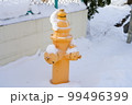 黄色の消火栓 99496399