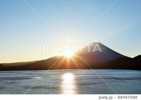 日本の夜明け　富士山と太陽 99497090