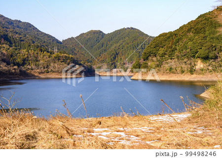 福岡県那珂川市　南畑ダムの景色　冬 99498246