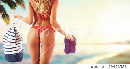 Beautiful girl in a tropical beach ready for summer holidays. 99498581