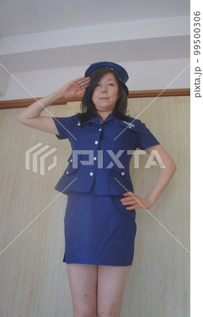健康的な長身美人婦警敬礼 健康的な長身美人婦警敬礼 99500306