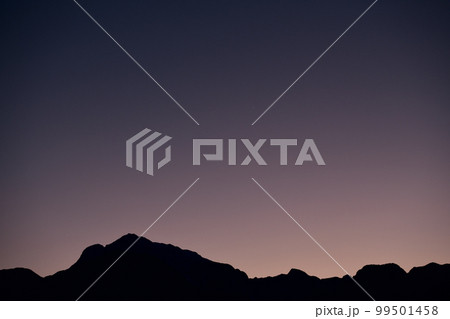 北杜市白州町、夕空に光り始めた一番星、宵の明星とシルエットの山並み 北杜市白州町、夕空に光り始めた一番星、宵の明星とシルエットの山並み 99501458