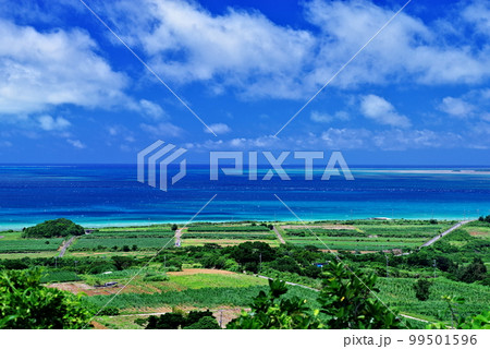 沖縄県小浜島西大岳から見た新城島方面の景色 沖縄県小浜島西大岳から見た新城島方面の景色 99501596