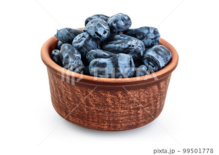 Fresh honeysuckle blue berry in ceramic bowl isolated on white background with full depth of field 99501778