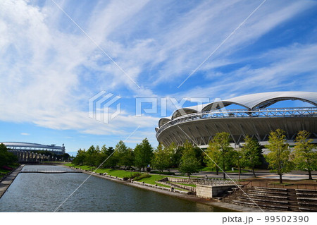 秋空とビッグスワン（新潟県） 99502390
