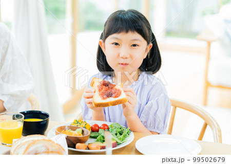 ダイニングで食事する女の子 99502679