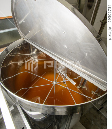 タンク撹拌機(かくはん)中の様子・設備 タンク撹拌機(かくはん)中の様子・設備 99502754