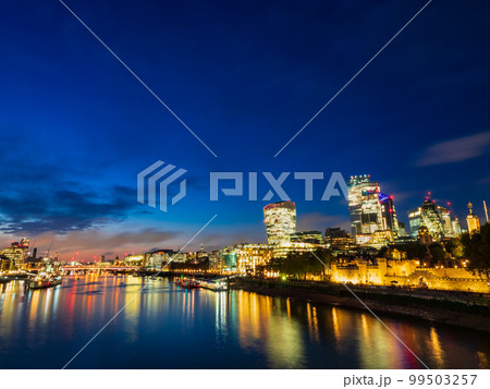 ロンドン タワーブリッジから見るテムズ川夜景 ロンドン タワーブリッジから見るテムズ川夜景 99503257