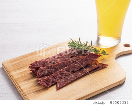 牛タンジャーキーと生ビール 99503352