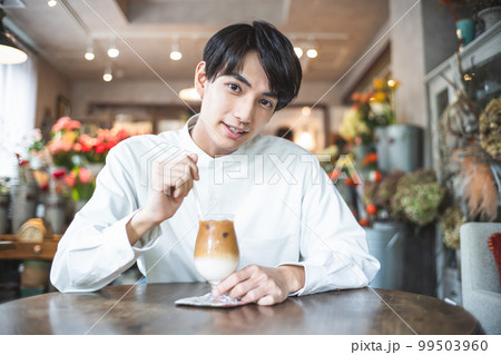 カフェでくつろぐ男性 99503960
