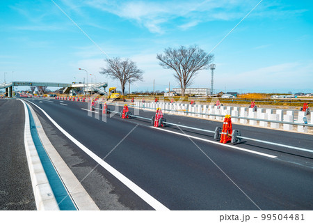 幹線道路の車線を増やす工事 国道17号上武道路下り方向 2023.02　d-3 ライトトーン 99504481