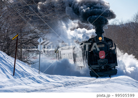 黒煙と雪飛沫をあげながらコーナーをまわるSL冬の湿原号 黒煙と雪飛沫をあげながらコーナーをまわるSL冬の湿原号 99505599