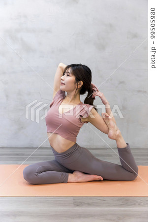 ヨガをする若い女性　鳩のポーズ 99505980