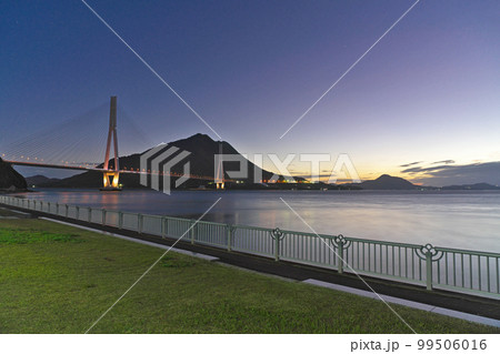 【多々羅大橋 (明け方)】 撮影場所：愛媛県今治市上浦町井口 99506016