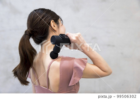 筋膜リリースガンを使う女性手元 ハンディガン 筋膜リリースガンを使う女性手元 ハンディガン 99506302