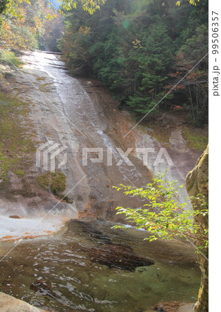 愛媛県滑床渓谷　雪輪の滝 99506357