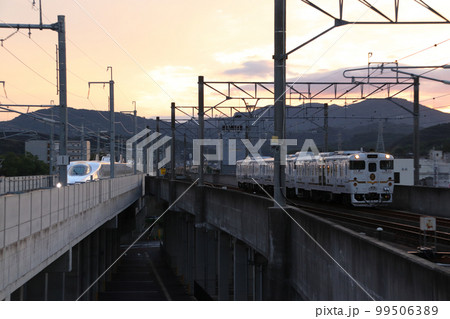夕暮れの武雄温泉駅に到着する西九州新幹線N700S系・ふたつ星4047 99506389