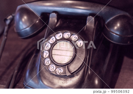 レトロな黒電話機 レトロな黒電話機 99506392
