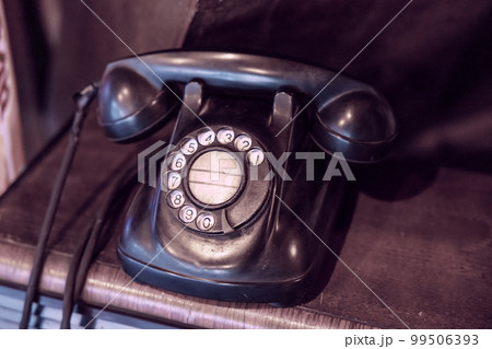 レトロな黒電話機 99506393