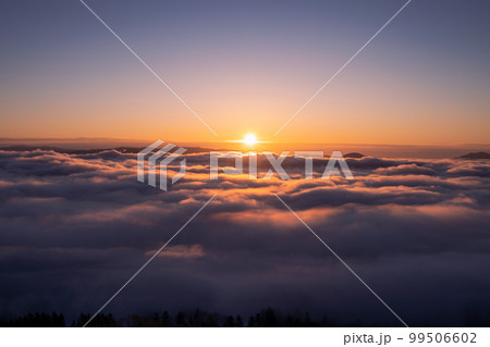 美幌峠から見た屈斜路湖に昇る朝日と朝日色に染まる雲海 美幌峠から見た屈斜路湖に昇る朝日と朝日色に染まる雲海 99506602