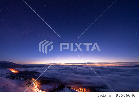 美幌峠から見た屈斜路湖の雲海と車の光跡、夜明けのブルーモーメント 99506646