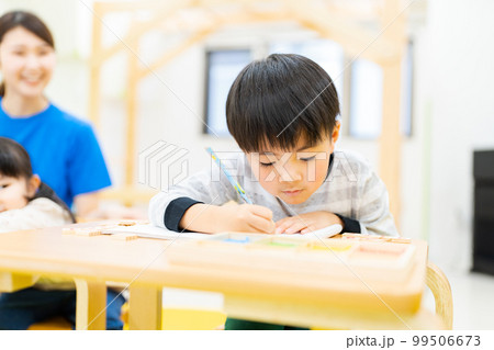 勉強する小学生の男の子 勉強する小学生の男の子 99506673