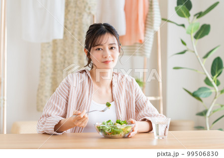 サラダを食べる若い女性 99506830