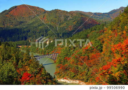 【福島県】只見川第1橋梁を渡る紅葉列車 99506990