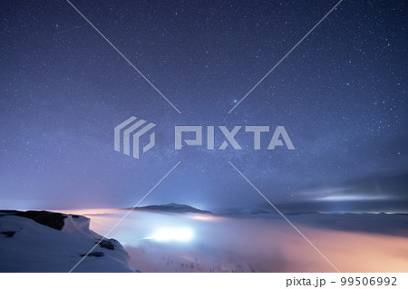 美幌峠から見た屈斜路湖の雲海と天の川 99506992