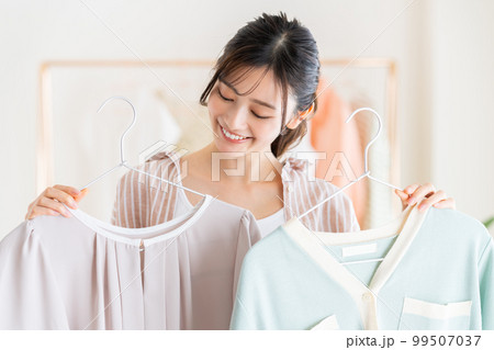 洋服を選ぶ若い女性 99507037