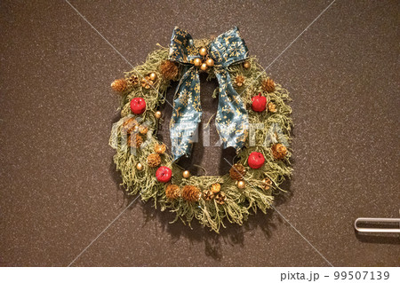 玄関にクリスマスリースを飾る 玄関にクリスマスリースを飾る 99507139
