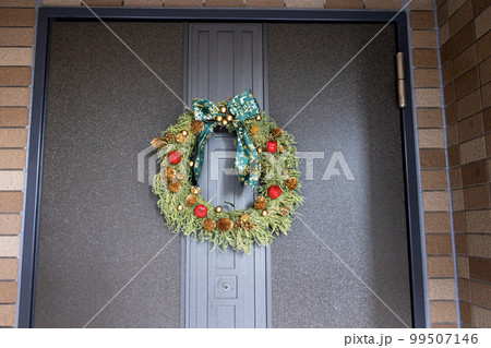 玄関にクリスマスリースを飾る 玄関にクリスマスリースを飾る 99507146
