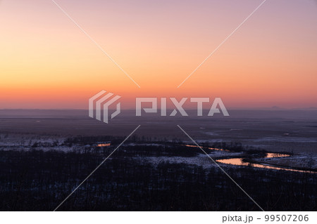 細岡展望台から見た厳冬のゴールデンアワーと光る川面 細岡展望台から見た厳冬のゴールデンアワーと光る川面 99507206