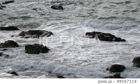 荒れる日本海の奇岩に打ち付ける白波 荒れる日本海の奇岩に打ち付ける白波 99507319