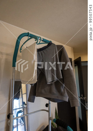 部屋に置いた、ぶら下がり健康器に下げた洗濯物 部屋に置いた、ぶら下がり健康器に下げた洗濯物 99507543